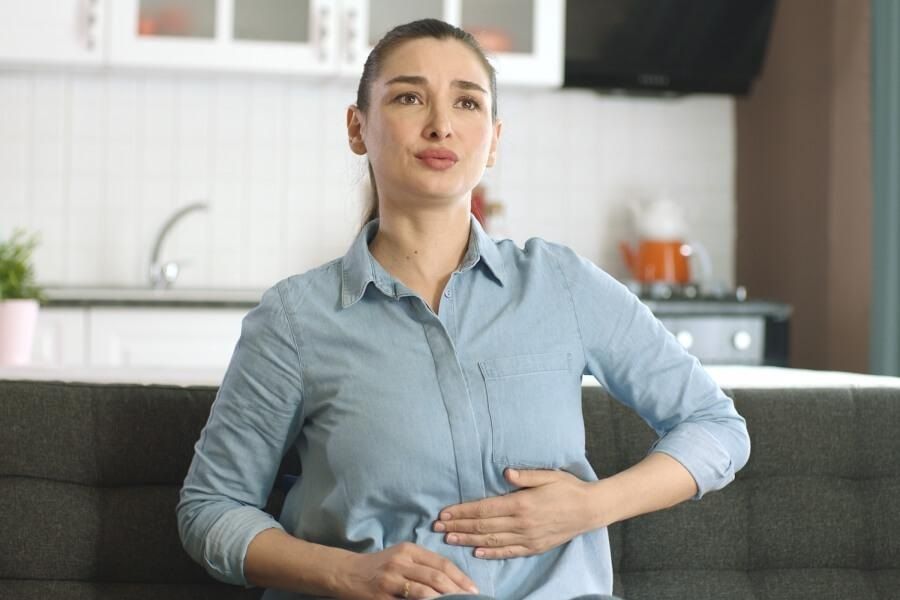 انتفاخ البطن يفسد يومك؟.. إليكِ طرقًا طبيعية تمنحكِ الراحة سريعًا