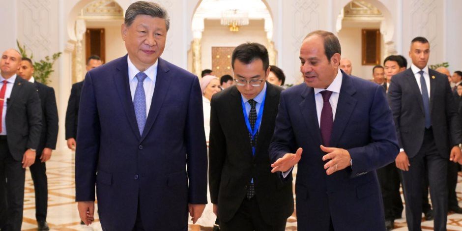 الرئيس السيسي والسيدة قرينته يودعان الرئيس الصيني وقرينته في مطار القاهرة الدولي