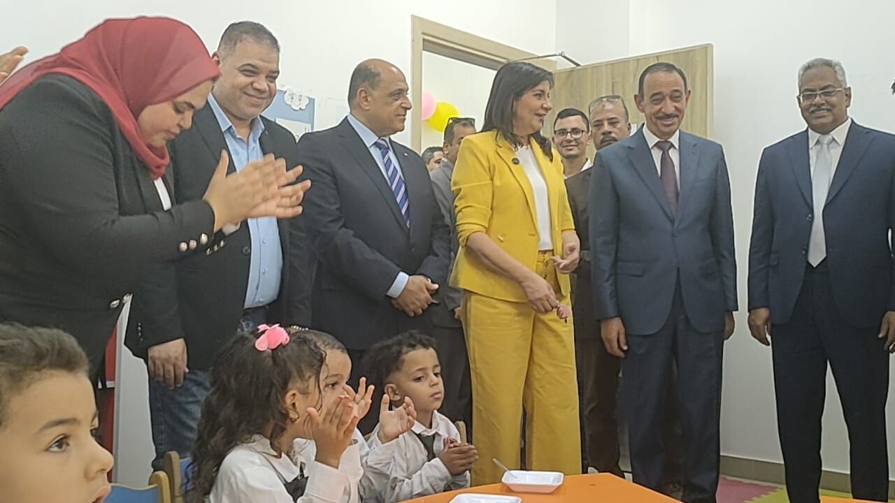 السفيرة نبيلة مكرم تحتفل بعيد ميلاد طفلة فى بناويط على هامش فعاليات قافلة إيد واحدة
