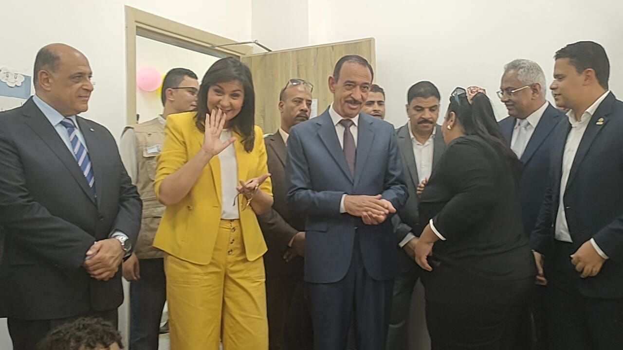 السفيرة نبيلة مكرم تحتفل بعيد ميلاد طفلة فى بناويط على هامش فعاليات قافلة إيد واحدة