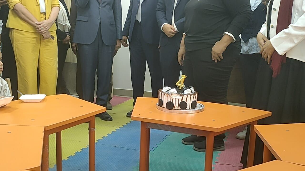 السفيرة نبيلة مكرم تحتفل بعيد ميلاد طفلة فى بناويط على هامش فعاليات قافلة إيد واحدة