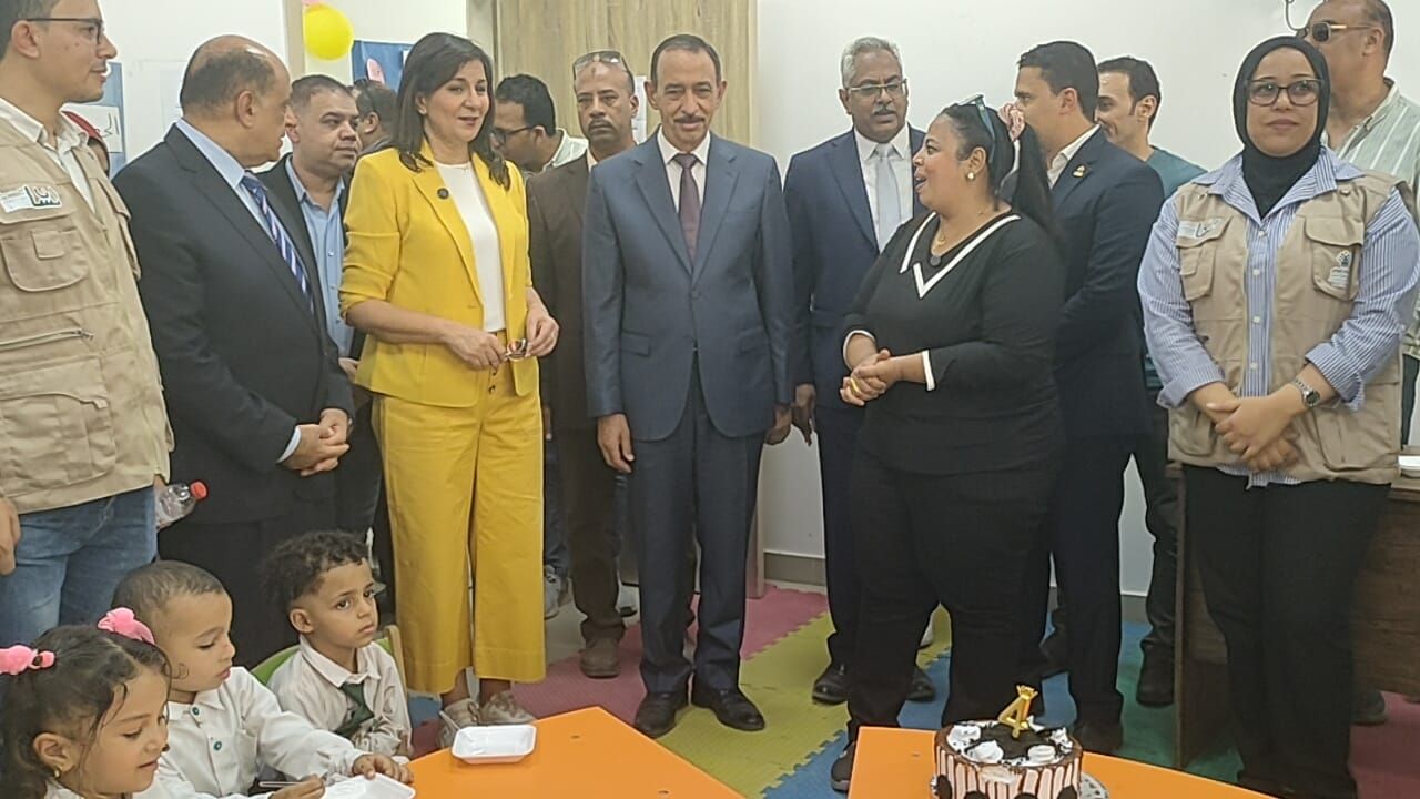 السفيرة نبيلة مكرم تحتفل بعيد ميلاد طفلة فى بناويط على هامش فعاليات قافلة إيد واحدة