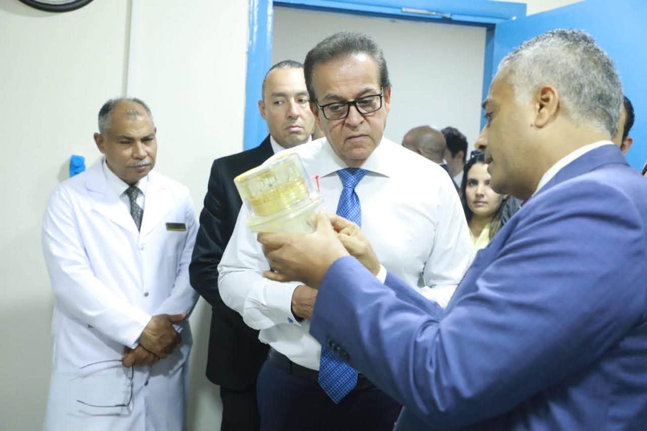 وزير الصحة يتفقد القسم المطور بمستشفى دار الشفاء ويوجه بإجراء فحص الماموجرام للسيدات المترددات