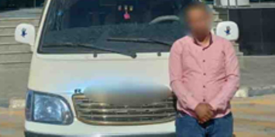 ضبط سائق ميكروباص بالجيزة لقيادته عكس الاتجاه واصطدامه بسيارة