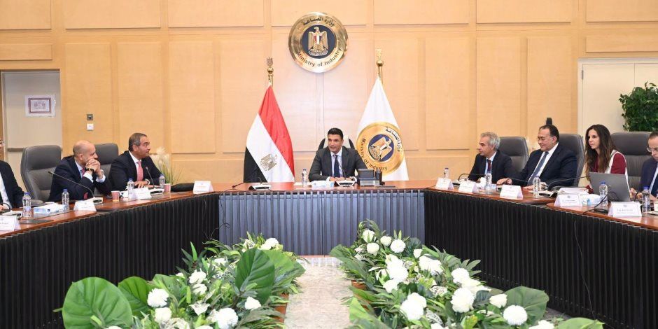وزير الصناعة يبحث مع الجمعية المصرية للاستثمار المباشر سبل التعاون في مجالات الاستثمار الصناعي