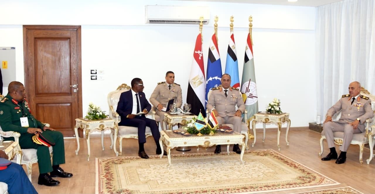 وزير الدفاع ورئيس الأركان يلتقيان عدداً من قادة الوفود العسكرية المشاركة في معرض العلمين الدولي للطيران والفضاء