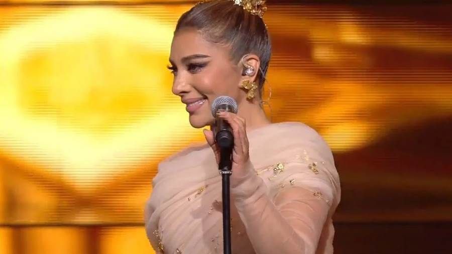 أصالة بعد حفلها في دمشق: أنا صناعة وتربية مصر بعد غياب 15 عاما أحيت المطربة السورية أصالة نصري التي عرفت بمواقفها المناهضة لحكم الرئيس السابق بشار الأسد إقرأ المزيد