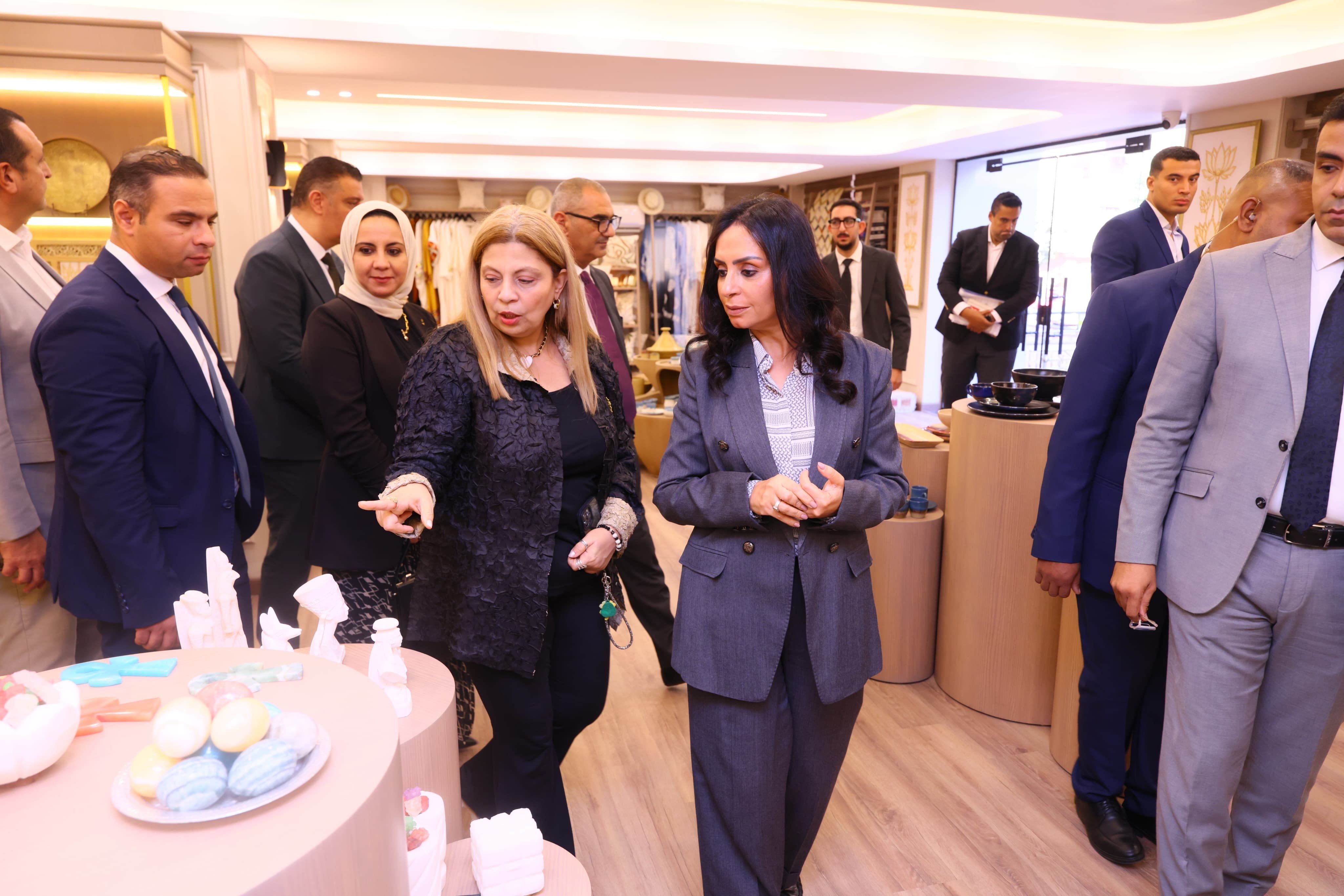 وزيرة التضامن تفتتح معرض صندوق دعم الصناعات الريفية والبيئية بالعجوزة