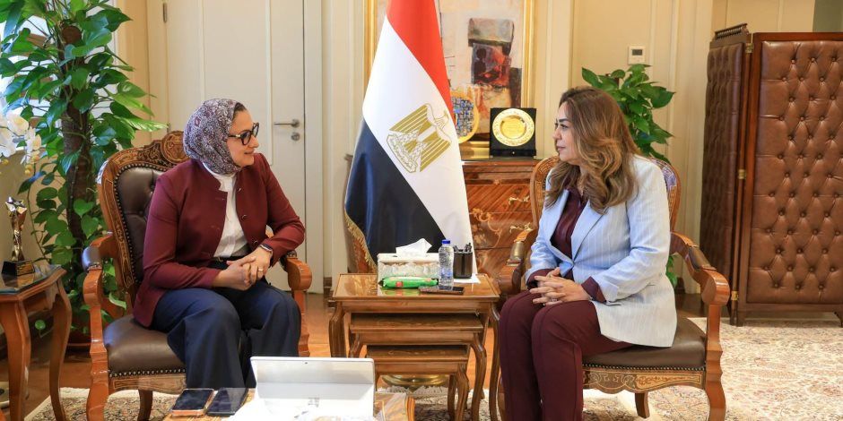 وزيرة التنمية المحلية والبيئة تتابع مع محافظ الوادى الجديد مشروعات «حياة كريمة» والاستثمارات