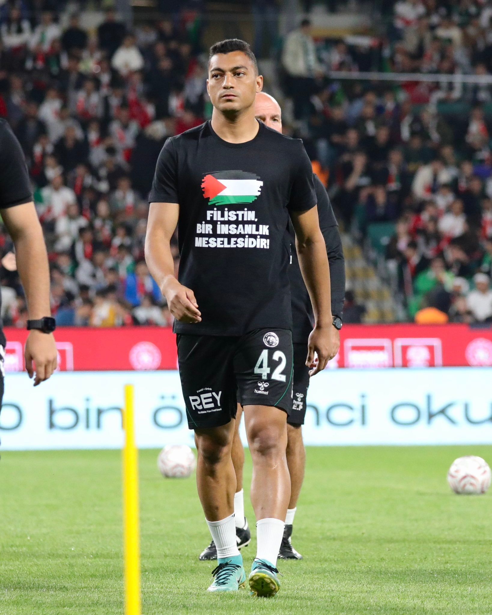 42 ألف مشجع يصنعون ليلة استثنائية لفلسطين في كونيا بتواجد مصطفى محمد (فيديو)