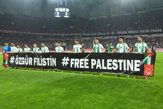 42 ألف مشجع يصنعون ليلة استثنائية لفلسطين في كونيا بتواجد مصطفى محمد (فيديو)
