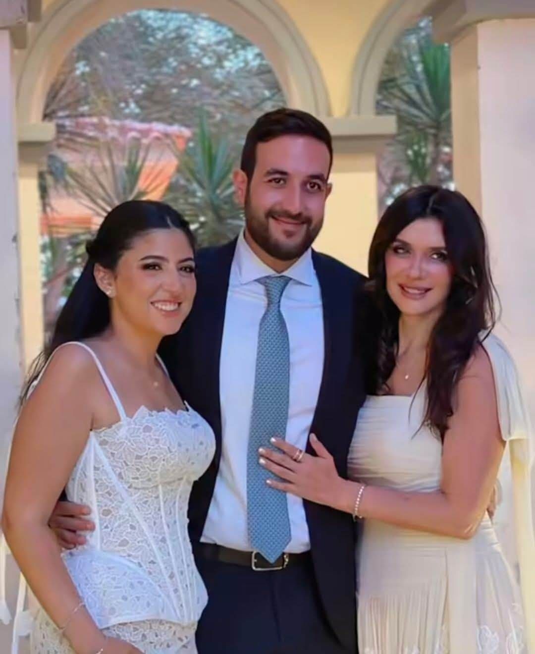 غادة عادل ومجدي الهواري يحتفلان بخطوبة ابنتهما مريم تحتفل الفنانة غادة عادل وطليقها المخرج والمنتج مجدي الهواري بخطوبة ابنتهما مريم.ونشر منظم الأفراح أحمد ياسين إقرأ المزيد