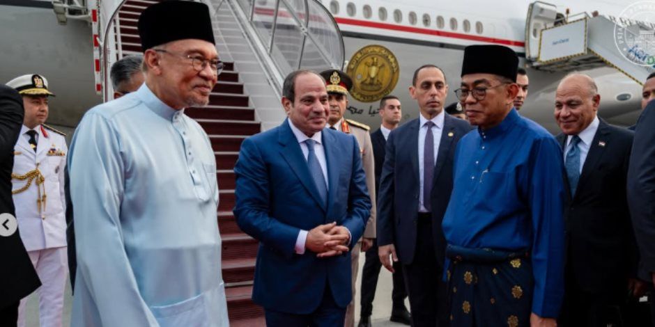 الرئيس السيسي يتفقد عددًا من السيارات والموتوسيكلات من ماركة بروتون ساجا في ماليزيا