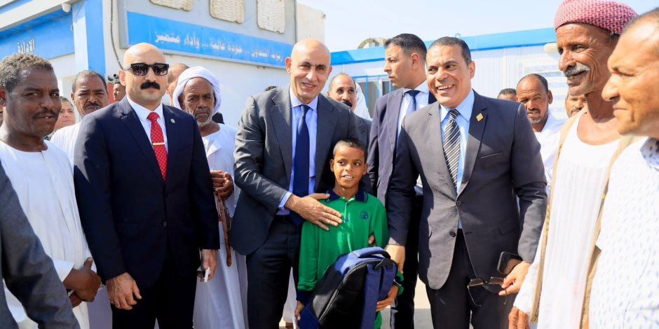 وزير التربية والتعليم يلتقي طالب مدرسة نجيب محفوظ الإعدادية الثانوية بشلاتين ويشيد باعتزازه بوطنه