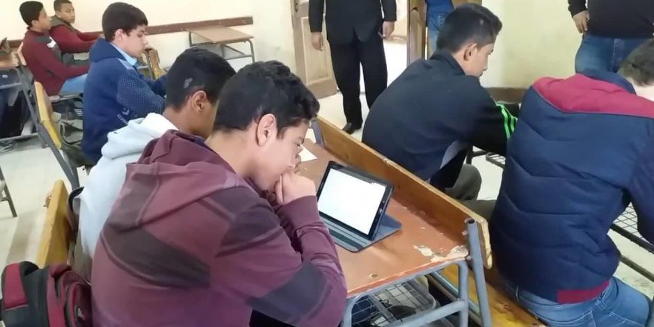 «التعليم»: أي طالب لم يتسلم أجهزة التابلت يؤدى جميع الامتحانات ورقيا