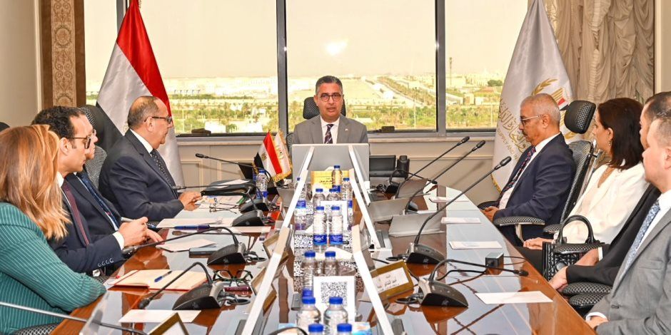 وزير التموين يبحث مع شركة «أدفانسز تليكوم» تطوير منصة رقمية وطنية لمشروع «كاري أون»