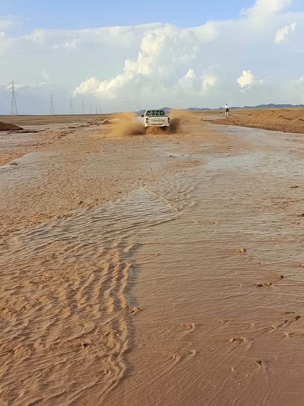 سيول تضرب منطقة برنيس جنوب مرسى علم بالبحر الأحمر.. صور