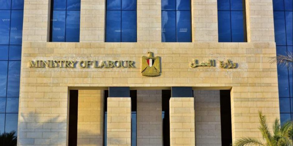 فرص عمل للصيادلة.. وزارة العمل تعلن عن وظائف برواتب تصل لـ30 ألف جنيه