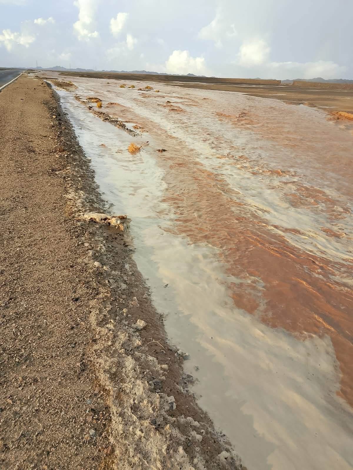 سيول تضرب منطقة برنيس جنوب مرسى علم بالبحر الأحمر.. صور