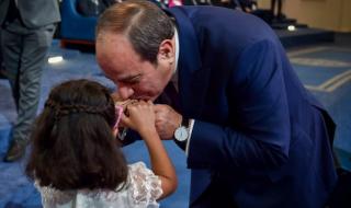 فخامة الرئيس السيسي يُقبّل يد الطفلة تاليا خلال الحفل الختامي لمنتدى مصر 2026